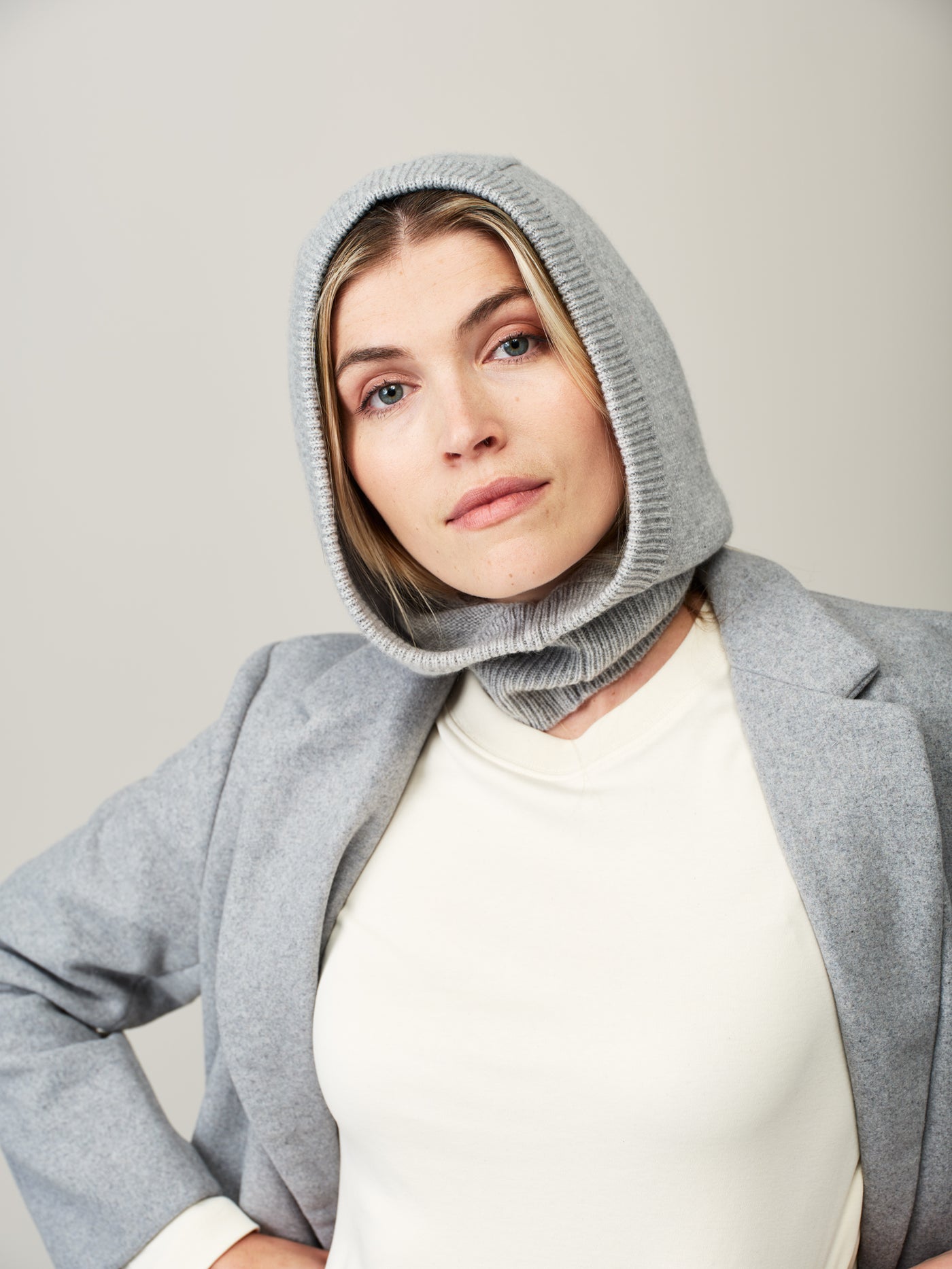 【MOORER】24FW Women's LUISIA CWH Hooded Muffler Beige LUISIA-CWH in NERO: Luxury Italian Gloves and Scarves for